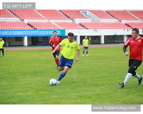 足球明星因踢瓶子挑战而走红网络引发全民模仿热潮